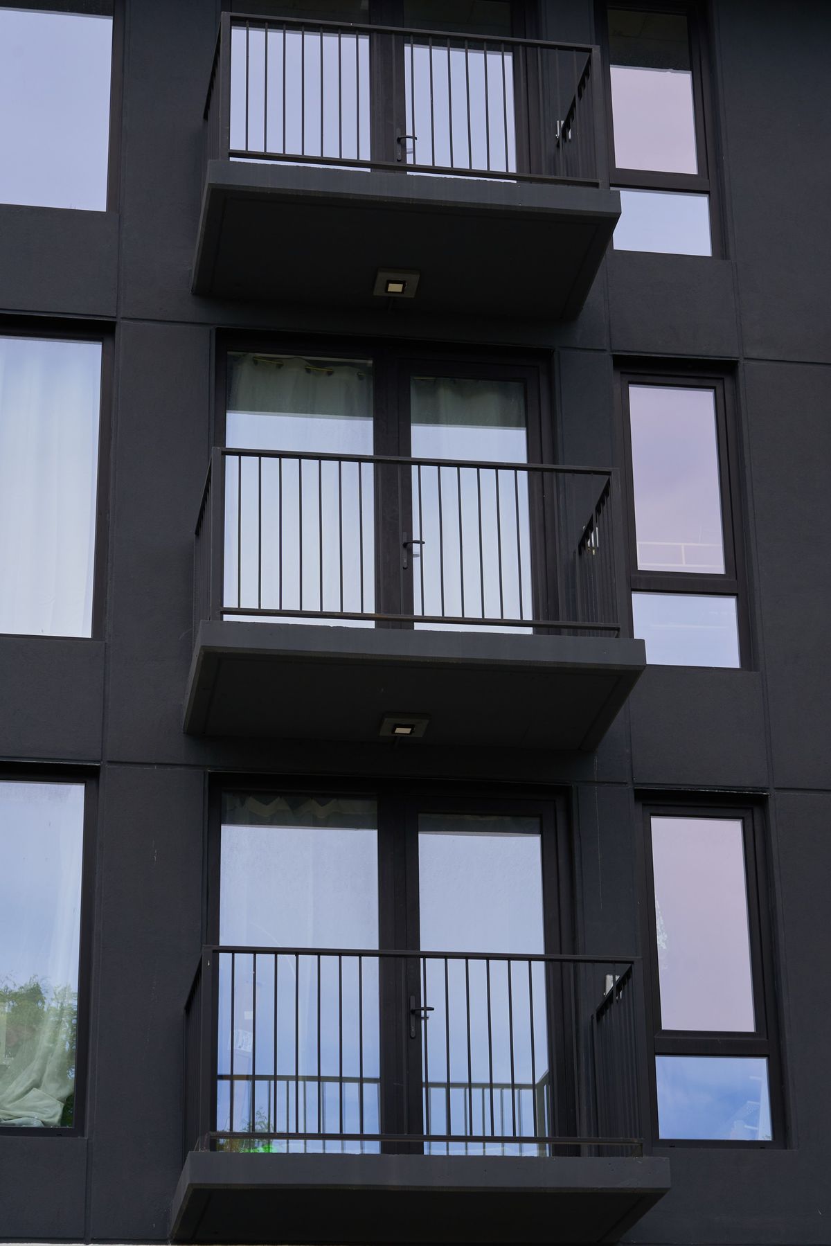 E 25th