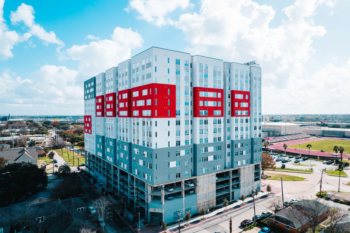 Elgin: a sixteen-story student-housing building in Houston with white Vi6 windows
